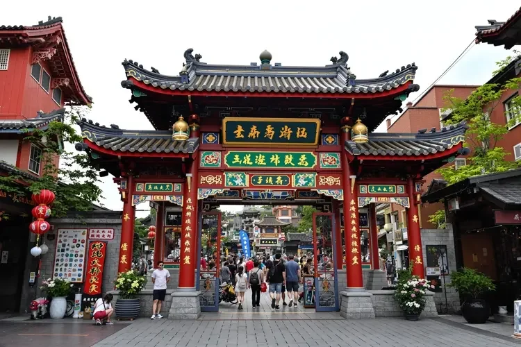 吃瓜在线 - 顶流小生深夜现身便利店，被拍到买关东煮素颜照疯传