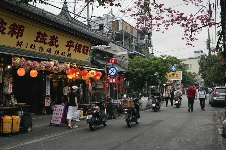 吃瓜在线 - 某男团成员被曝私下恋爱，粉丝后援会连夜辟谣反被打脸
